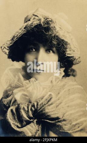 1895 ca., FRANKREICH : die berühmte französische Schauspielerin SARAH BERNHARDT ( 1844 - 1923 ) - ATTRICE - TEATRO DRAMMATICO - THEATER - - pizzo - Spitze - Manschettenknöpfe - Hut ---- Archivio GBB Stockfoto