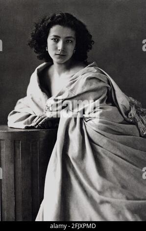 1864 ca., FRANKREICH : die berühmte französische Schauspielerin SARAH BERNHARDT ( 1844 - 1923 ) als jung war , Foto von Félix Nadar - ATTRICE - TEATRO DRAMMATICO - THEATER - Decolleté - scollatura - Ausschnitt - Halsausschnitt - Halsöffnung ---- Archivio GBB Stockfoto