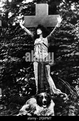 1895 ca., FRANKREICH : die gefeierte französische Schauspielerin SARAH BERNHARDT ( 1844 - 1923 ) in LEAH , Foto von Downey - ATTRICE - TEATRO DRAMMATICO - THEATER - Divina - BELLE EPOQUE - Giardino - Garten - croce - Kreuz - crocifisso - crocefisso - eccentrica - eccentricità - Cane - Hund - Prominente Persönlichkeit Prominente Persönlichkeiten Schauspielerin Schauspieler mit Haustier Tier - personalità celebrità attrici Con animali domestici animale domestico ---- Archivio GBB Stockfoto