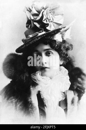 1900 ca., FRANKREICH : die berühmte italienische Sopranistin LINA CAVALIERI ( 1874 - 1944 ). Patner von Enrico Caruso in TOSCA und MANON LESCAUT von Giacomo Puccini ( 1906 - 1910 ). Foto von Reutlinger , Paris - CANTANTE LIRICA - MUSICA CLASSICA - TEATRO - THEATER - OPER - Klassik - BELLE EPOQUE - cappello - Hut - Pelliccia - Fell - Porträt - ritratto - Foulard ---- Archivio GBB Stockfoto
