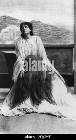 1896 , ITALIEN : die berühmteste italienische Schauspielerin ELEONORA DUSE ( 1858 - 1924 ) in ' Città morta ' ( die Tote Stadt ) , Stück von ihrer Geliebten GABRIELE D'ANNUNZIO - THEATER - TEATRO - DANNUNZIO - D'ANNUNZIO - Kostüm von FORTUNY - Divina - attrice teatrale -- -- Archivio GBB Stockfoto
