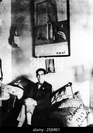 1927 , Madrid , Spanien : Der spanische Dichter FEDERICO GARCIA LORCA ( 1898 - 1936 ) mit einem Salvador Dalì Gemälde - TEATRO - THEATER - POETA - POESIA - POESIE - SCRITTORE - DRAMMATURGO - GAY - LGBT - omossuale - Omosexualität - omosessualità - homosexuell - tie - cravatta - papillon ---- Archivio GBB Stockfoto