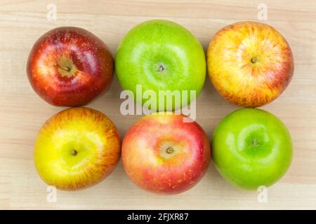 Frische grüne rote Apfelsorten aus biologischem Anbau, Granny Smith, Fuji, Gala, Jazz, Neuseeland, Draufsicht auf Holzhintergrund Stockfoto
