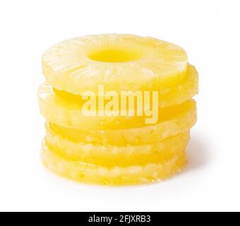 Ananasscheiben auf weißem Hintergrund. Inhalt einer Dose Ananas. Stockfoto