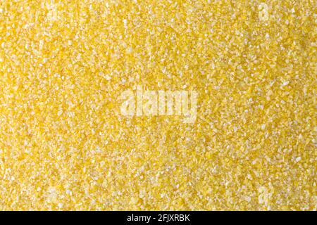 Textur von Polenta, gelbes Maismehl Mehl, Grieß, schnelles Kochen Nahaufnahme von Körnern Stockfoto