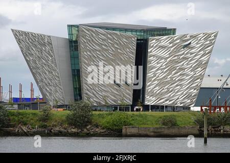 Belfast, Nordirland - 6. Juni 2019: Das Titanic Belfast Museum, das 2012 eröffnet wurde und gezeigt wird, wo das Titanic-Schiff 1912 gestartet ist. Stockfoto