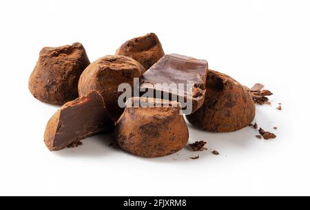 Schokoladentrüffel mit Kakaopulver auf weißem Hintergrund Stockfoto
