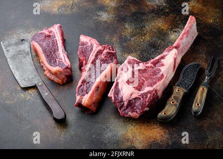 Set aus verschiedenen klassischen, alternativen rohen Fleisch, Kalbfleisch Steaks, trocken gereiften Set, Tomahawk, t-Knochen- oder Porterhouse- und Clubsteak, mit alter Metzgerspalte Stockfoto