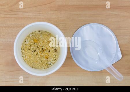 Blick von oben auf Instant vorgekochte Reisbrei Suppe mit Getrocknetes Schweinefleisch und Geschmack Stockfoto