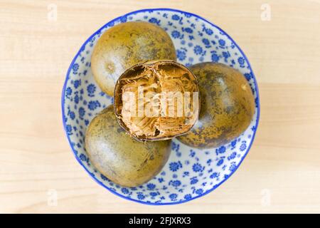 Kugeln aus getrockneten Mönchenfrüchten (Luo han guo) Süße Früchte, die in traditionellem Chinesisch für die Herstellung von Kühlgetränken verwendet werden Medizin (Siraitia grosvenorii) Stockfoto