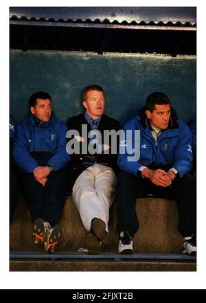 John Gallagher (Mitte) Manager von Harlequins April 2000 Rugby Union Team im Dugout Stockfoto