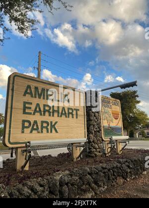 Nahaufgangsschild für den Amelia Earhart Park in Miami Dade County, das jetzt für einen COVID-19-Teststandort verwendet wird. Stockfoto