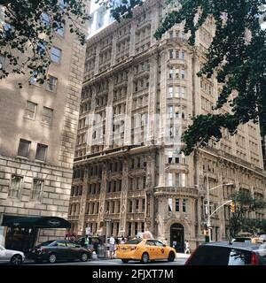 Das Petrossian Restaurant in New York befindet sich im historischen Alwyn Court Building auf der West Side von Manhattan. Passanten und vorbeifahrende Autos. Stockfoto