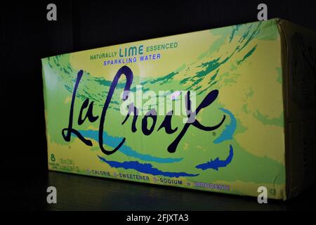 Schachtel mit Lacroix, Natral Lime Essensed, glitzerndem Wasser auf schwarzem Hintergrund Stockfoto