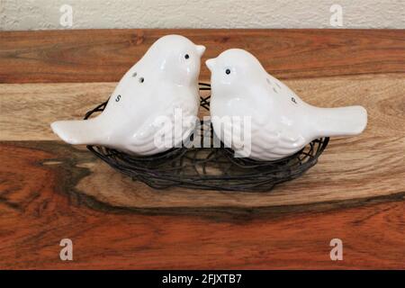 Kleine weiße Porzellanvögel im Nest, Osterdekoration. Frühlingsdekoration. Weiße Vögel. Stockfoto