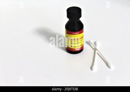 Mercurochrome Medizin, rezeptfreie antiseptische Lösung für Wunden. Wattestäbchen. Isoliert auf weißem Hintergrund Stockfoto