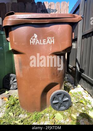 Mülltonne aus der Stadt Hialeah in der Nähe eines Wohnhauses in Miami Dade County. Stockfoto