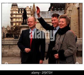 Der Vorsitzende der Konservativen von William Hague, November 1999, begrüßt Michael Portillo und seine Frau Caroline vor dem St. Stephens-Tor in Westminster am Portillo, den ersten Tag nach seiner Arbeit Stockfoto