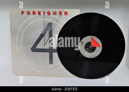 Foreigner-Musikalbum auf Vinyl-LP-Disc. Klassische Rockband. Stockfoto