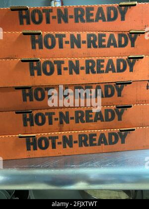 Little Caesars Pizza-Boxen für eine Kindergeburtsparty. Auf dem Schild wird „Hot n Ready“ angezeigt. Stockfoto