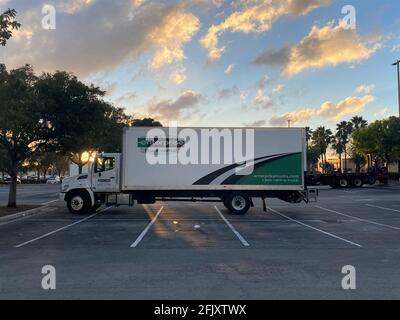 Enterprise Rent-A-Car-LKW, der draußen auf einem Ladeparkplatz abgestellt wird. Autovermietung. Stockfoto