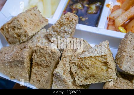 Stinky Tofu, eine Nahaufnahme von taiwanesischem traditionellem frittiertem Bancurd Street Food auf dem Nachtmarkt von Taipei in Taiwan. Stockfoto