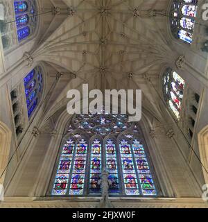 Im Inneren der Kirche St. Patrick's Cathedral. Schöne detailreiche Buntglasfenster schmücken das Gebäude innen und außen. New York City Stockfoto