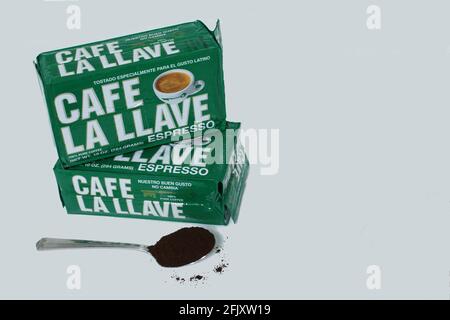 Cafe La Llave kubanischer Kaffee in Schachteln und einem Löffel Voller Kaffeesatz auf weißem Hintergrund mit Kopie Platz Stockfoto