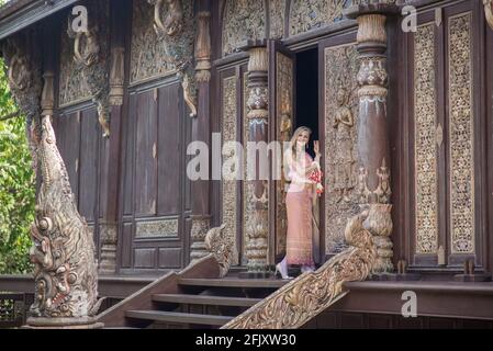 Schönes Mädchen in der thailändischen nationalen hellen Kleid mit orientalischem Make-up, reisen in Thailand Stockfoto