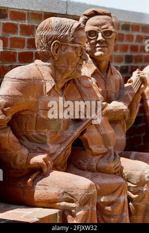 Mount Airy, North Carolina, USA - 5. Juli 2020: 'Tommy Jarrell' und 'Fred Cockerham' von Brad Spencer, Teil der Skulptur 'The Whittling Wall'. Stockfoto