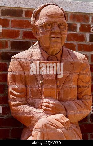 Mount Airy, North Carolina, USA - 5. Juli 2020: 'Ralph EppPerson' des Künstlers Brad Spencer ist Teil der Skulptur 'The Whittling Wall' in Mount Airy. Stockfoto