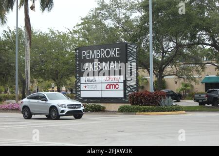 Pembroke Lakes Mall Schild in Pembroke Pines Florida und ein Mercedes Benz SUV Auto. Stockfoto