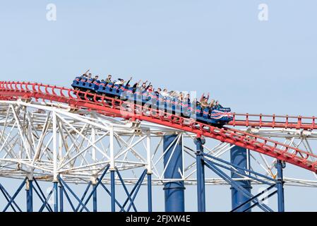 Abenteuerlustige erleben die Achterbahnfahrt Pepsi Max Big One Abwärtsneigung Stockfoto