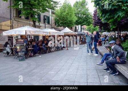 Rom, Italien. April 2021. In der Fußgängerzone der Via del Pigneto in Rom sitzen Menschen zum Abendessen vor einem Restaurant. Ab heute hat die Regierung die restriktiven Maßnahmen von Covid 19 teilweise gelockert und die Wiedereröffnung von Bars, Restaurants und Kinos ermöglicht. Kredit: SOPA Images Limited/Alamy Live Nachrichten Stockfoto