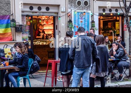 Rom, Italien. April 2021. In der Fußgängerzone der Via del Pigneto in Rom sitzen Menschen vor einer Bar. Ab heute hat die Regierung die restriktiven Maßnahmen von Covid 19 teilweise gelockert und die Wiedereröffnung von Bars, Restaurants und Kinos ermöglicht. Kredit: SOPA Images Limited/Alamy Live Nachrichten Stockfoto