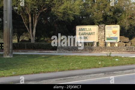 Eintrittsschild zum Amelia Earhart Park in Miami Dade County in Hialeah, florida Stockfoto