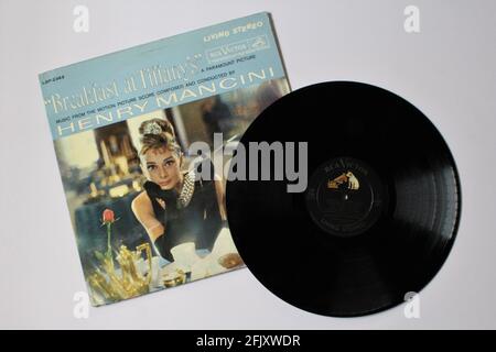 Soundtrack von Breakfast at Tiffany's: Musik aus dem Motion Picture-Musikalbum auf Vinyl-Schallplatte. Stockfoto