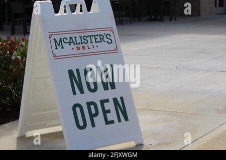 Jetzt offenes Zeichen von McAlisters Deli. Restaurant und Sandwich Shop und berühmter süßer Tee. Stockfoto