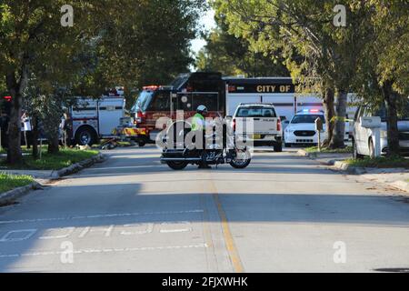 Polizeibeamte und Feuerwehrmänner von Hialeah kommen zu einem Stopp eines Tatortes, an dem sie viele Straßen blockierten. Miami Dade County. Stockfoto