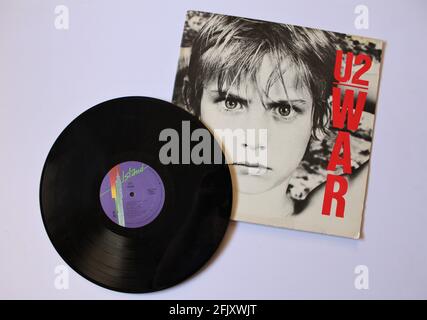 Rock- und Post-Punk-Band, U2-Musikalbum auf Vinyl-LP. Titel: War Stockfoto