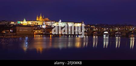 Nächtliches Panorama der Prager Skyline mit Karlsbrücke, Schloss Hradcany und Veitsdom, Tschechische Republik. Stockfoto