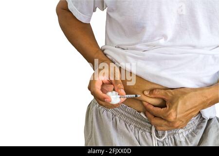 Diabetes-Patient erhält eine Insulinininspritze im Abdomen-Bereich isoliert auf weißem Hintergrund.gespeichert mit Clipping-Pfad. Stockfoto