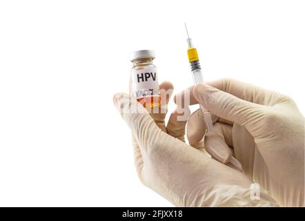 Hände des Arztes, der eine Impfstoffspritze und einen Flaschenimpfstoff des humanen Papillomavirus (HPV)-Impfstoffs auf weißem Hintergrund füllt.gespeichert mit dem Clipping-Pfad. Stockfoto