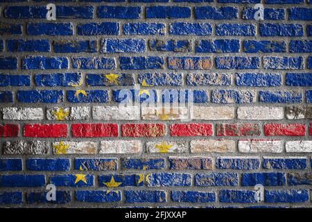 Nationalflagge von Kap Verde, die in Farbfarben auf einer alten Ziegelwand abgebildet ist. Flaggenbanner auf Backstein Wand Hintergrund. Stockfoto