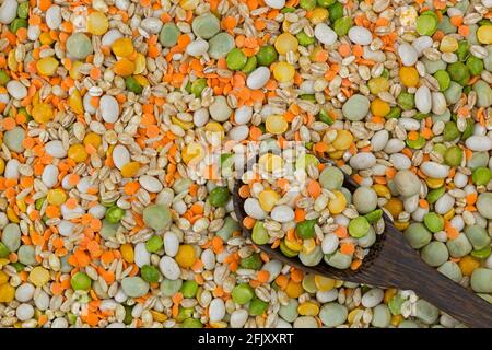 Mischung aus Perlgerste, Haricot-Bohnen, gelb-grünen Erbsen, roten Linsen, Erbsen aus Marmorfett, braunem Reis. Suppeneintopf mischen mit Hülsenfrüchten, Körnern. Reich an Stockfoto