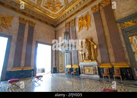 Kostbare Kronleuchter und Deckenfresken, Königspalast von Caserta, Reggia di Caserta, eine der größten königlichen Residenzen der Welt, UNESCO World Stockfoto