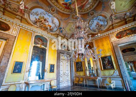 Kostbare Kronleuchter und Deckenfresken, Königspalast von Caserta, Reggia di Caserta, eine der größten königlichen Residenzen der Welt, UNESCO World Stockfoto