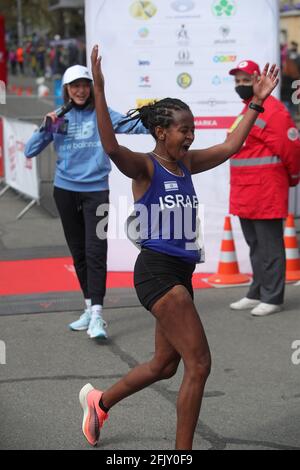 Nicht exklusiv: KIEW, UKRAINE - 25. APRIL 2021 - Mintamir Bikaya aus Israel hat beim Frauen-Marathon während des Kiew-Euro-Marathons 202 Silber gewonnen Stockfoto