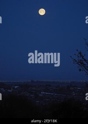 Minster on Sea, Kent, Großbritannien. April 2021. UK Wetter: Der satte rosarote Vollmond über Minster on Sea, Kent. Kredit: James Bell/Alamy Live Nachrichten Stockfoto