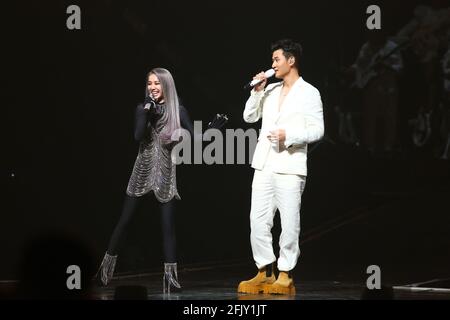 Taipeh. April 2021. Jolin Tsai veranstaltete am 26. April 2021 ihr letztes Konzert auf der „Ugly Beauty±“-Welttournee und lud Eric Chou zu einem Besuch in Taipei, Taiwan, China ein.(Foto by TPG) Quelle: TopPhoto/Alamy Live News Stockfoto